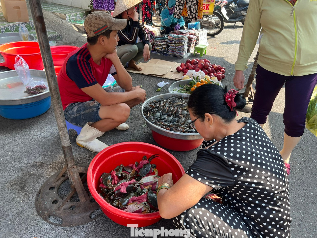 Tôm, cua cũng được tiểu thương bày bán, giá tăng cao. Như cua loại nhỏ có giá tới 400.000 đồng/kg, tôm càng xanh còn sống giá 398.000 đồng/con...