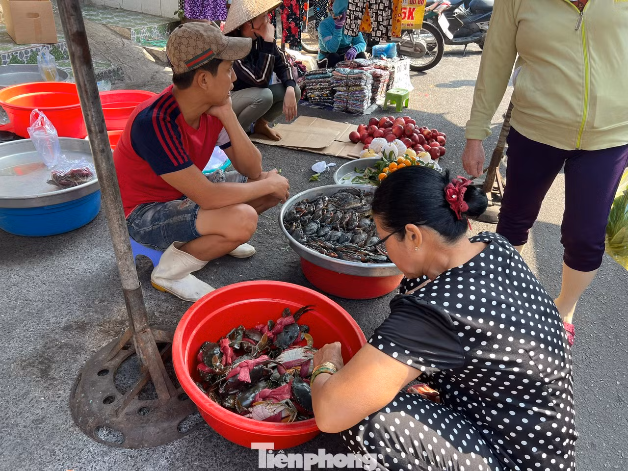 Tôm, cua cũng được tiểu thương bày bán, giá tăng cao. Như cua loại nhỏ có giá tới 400.000 đồng/kg, tôm càng xanh còn sống giá 398.000 đồng/con...