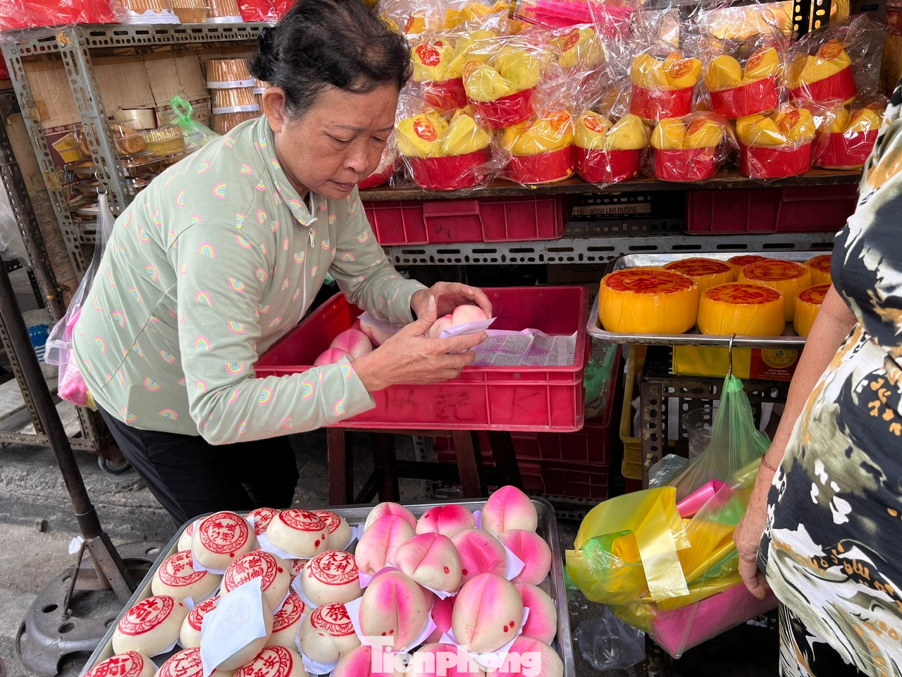 Ngày 6/2, tại chợ Thiếc (quận 11, TPHCM), tiểu thương bày bán rất nhiều loại bánh độc đáo phục vụ nhu cầu mua bày mâm cúng Thần Tài (mùng 10 tháng Giêng) của người dân. Trong ngày này, khách hàng thường tìm mua các loại bánh như bánh đào tiên, bánh thỏi vàng, bánh bao tiền... với ý nghĩa cầu mong một năm nhiều may mắn, buôn bán thuận lợi, tiền vào như nước. Bánh đào tiên có màu hồng đẹp mắt, giá cực mềm chỉ 12.000 đồng/cái, bánh bao tiền cũng có giá tương tự. Khách hàng thường mua cả chục cái để bày mâm cúng Thần Tài.