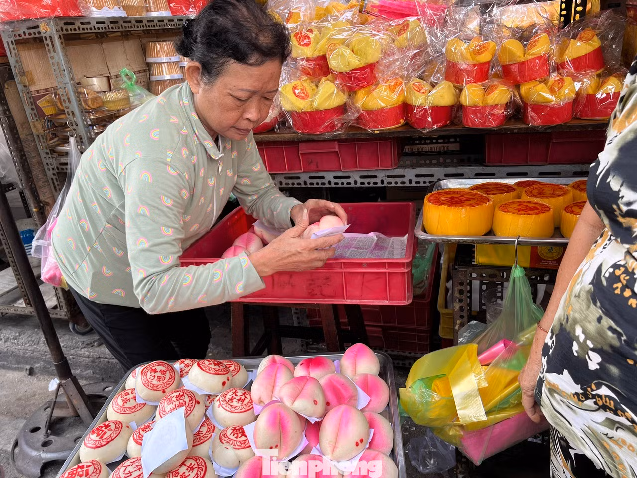 Ngày 6/2, tại chợ Thiếc (quận 11, TPHCM), tiểu thương bày bán rất nhiều loại bánh độc đáo phục vụ nhu cầu mua bày mâm cúng Thần Tài (mùng 10 tháng Giêng) của người dân. Trong ngày này, khách hàng thường tìm mua các loại bánh như bánh đào tiên, bánh thỏi vàng, bánh bao tiền... với ý nghĩa cầu mong một năm nhiều may mắn, buôn bán thuận lợi, tiền vào như nước. Bánh đào tiên có màu hồng đẹp mắt, giá cực mềm chỉ 12.000 đồng/cái, bánh bao tiền cũng có giá tương tự. Khách hàng thường mua cả chục cái để bày mâm cúng Thần Tài.