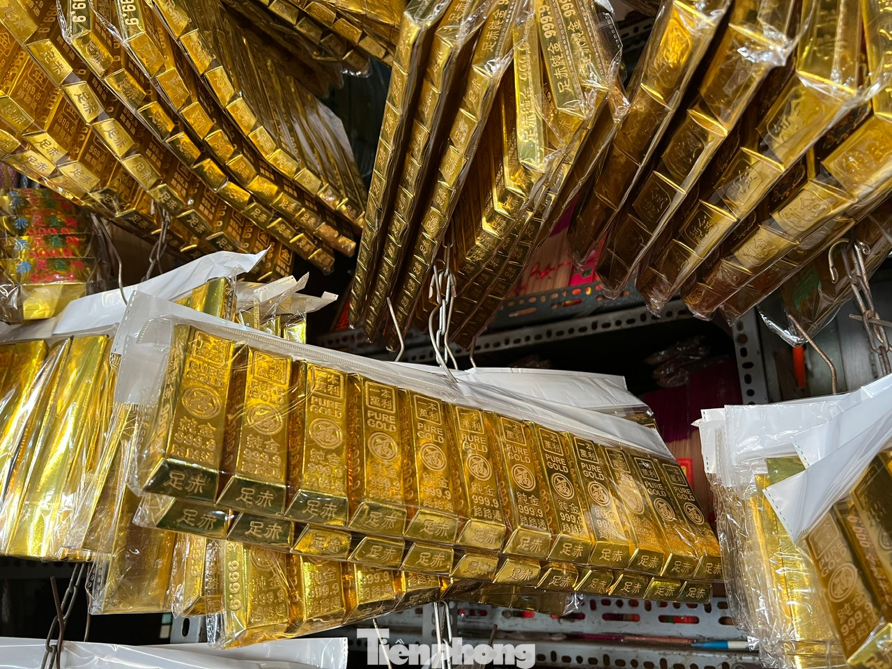 Những thỏi vàng 4 số 9 được làm y như thật, treo trên cao để khách hàng dễ chọn mua.