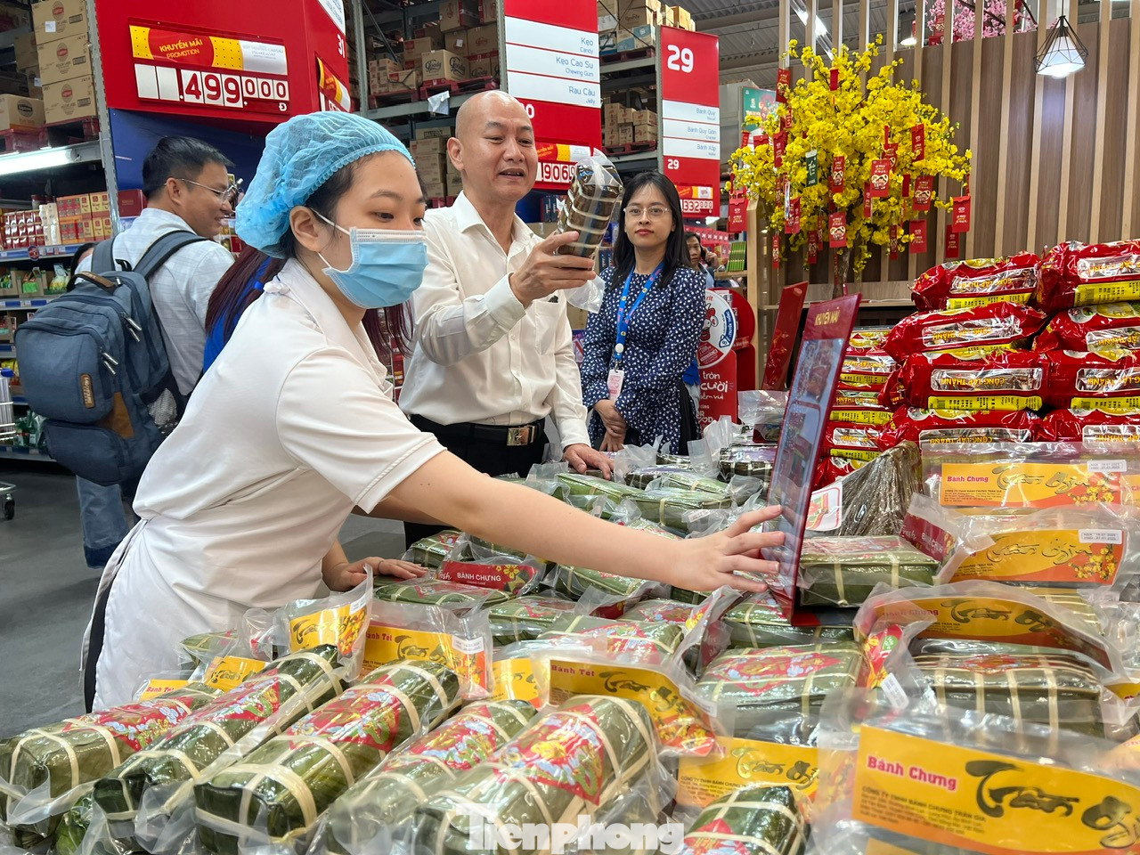 Ông Nguyễn Nguyên Phương - Phó Giám đốc Sở Công Thương TPHCM - cho biết, thời gian qua, doanh nghiệp sản xuất, kinh doanh đã nỗ lực rất nhiều để vượt qua những khó khăn do ảnh hưởng từ tình hình kinh tế thế giới. “Một vấn đề doanh nghiệp cần lưu tâm là an toàn thực phẩm, nhất là những đơn vị kinh doanh lương thực thực phẩm. Bên cạnh quy trình sản xuất bài bản, khép kín, doanh nghiệp sản xuất cũng cần quan tâm đến nguồn gốc nguyên liệu từ các nhà cung cấp” - ông Phương khuyến nghị. Ông Nguyễn Nguyên Phương - Phó Giám đốc Sở Công Thương TPHCM - cho biết, thời gian qua, doanh nghiệp sản xuất, kinh doanh đã nỗ lực rất nhiều để vượt qua những khó khăn do ảnh hưởng từ tình hình kinh tế thế giới. “Một vấn đề doanh nghiệp cần lưu tâm là an toàn thực phẩm, nhất là những đơn vị kinh doanh lương thực thực phẩm. Bên cạnh quy trình sản xuất bài bản, khép kín, doanh nghiệp sản xuất cũng cần quan tâm đến nguồn gốc nguyên liệu từ các nhà cung cấp” - ông Phương khuyến nghị.