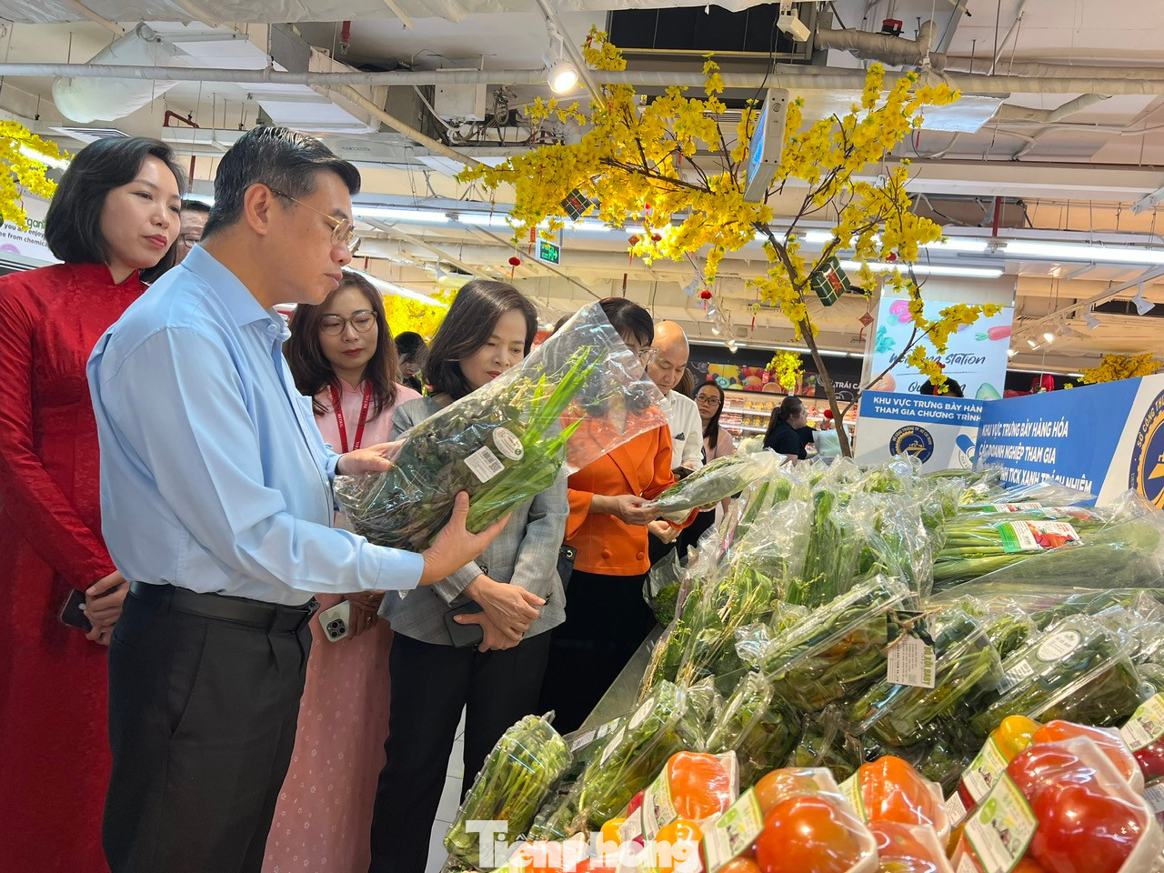 Qua kiểm tra, ông Nguyễn Văn Dũng - Phó Chủ tịch UBND TPHCM - đánh giá, nguồn cung hàng hóa tại doanh nghiệp và điểm bán lẻ đảm bảo theo đúng kế hoạch của thành phố, nhất là như những cam kết của các đơn vị đã công bố đến người tiêu dùng. Đặc biệt, các đơn vị này còn triển khai đa dạng chương trình ưu đãi, giảm giá tập trung vào nhóm mặt hàng tiêu dùng thiết yếu trong dịp Tết Nguyên đán 2025. Qua kiểm tra, ông Nguyễn Văn Dũng - Phó Chủ tịch UBND TPHCM - đánh giá, nguồn cung hàng hóa tại doanh nghiệp và điểm bán lẻ đảm bảo theo đúng kế hoạch của thành phố, nhất là như những cam kết của các đơn vị đã công bố đến người tiêu dùng. Đặc biệt, các đơn vị này còn triển khai đa dạng chương trình ưu đãi, giảm giá tập trung vào nhóm mặt hàng tiêu dùng thiết yếu trong dịp Tết Nguyên đán 2025.