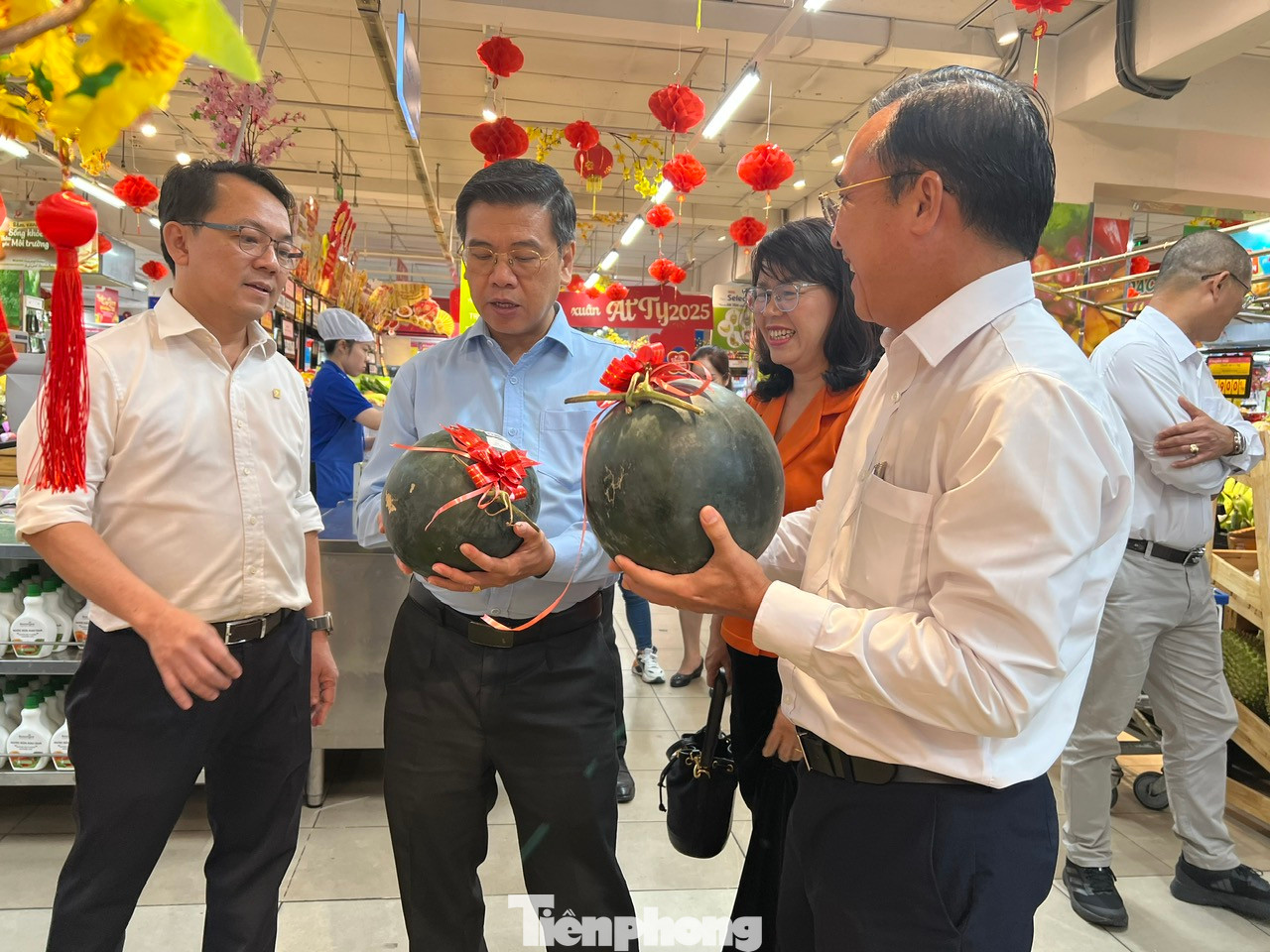 Tại siêu thị Co.op Mart Cống Quỳnh (quận 1), người dân nhộn nhịp mua sắm vào thời điểm chiều tối. Ông Nguyễn Anh Đức - Tổng Giám đốc Saigon Co.op - cho biết, sức mua đang tăng nhanh, dự kiến sức mua Tết năm nay sẽ tăng trưởng mạnh so với Tết 2024. Do đó, nguồn hàng được chuẩn bị đầy đủ từ sớm. Tại siêu thị Co.op Mart Cống Quỳnh (quận 1), người dân nhộn nhịp mua sắm vào thời điểm chiều tối. Ông Nguyễn Anh Đức - Tổng Giám đốc Saigon Co.op - cho biết, sức mua đang tăng nhanh, dự kiến sức mua Tết năm nay sẽ tăng trưởng mạnh so với Tết 2024. Do đó, nguồn hàng được chuẩn bị đầy đủ từ sớm.