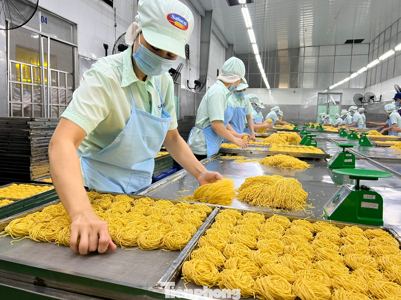 Tại Công ty CP Lương thực Thực phẩm Safoco (TP Thủ Đức), bà Phạm Thị Thu Hồng - Tổng Giám đốc Safoco - cho biết, trong năm qua, dù các nguyên liệu đầu vào tăng cao đến 30%, nhưng công ty thống nhất không tăng giá bán. Ngược lại còn tăng cường khuyến mãi, bình ổn giá để kích cầu tiêu dùng, hỗ trợ người dân mua sắm. “Dự báo được nhu cầu tiêu thụ trong dịp Tết Nguyên đán sẽ tăng cao, công ty đã chủ động tăng cường sản xuất, đảm bảo cung ứng đủ hàng hóa phục vụ nhu cầu của người tiêu dùng, kiểm tra chặt chẽ chất lượng, đảm bảo an toàn vệ sinh thực phẩm” - bà Hồng nhấn mạnh. Tại Công ty CP Lương thực Thực phẩm Safoco (TP Thủ Đức), bà Phạm Thị Thu Hồng - Tổng Giám đốc Safoco - cho biết, trong năm qua, dù các nguyên liệu đầu vào tăng cao đến 30%, nhưng công ty thống nhất không tăng giá bán. Ngược lại còn tăng cường khuyến mãi, bình ổn giá để kích cầu tiêu dùng, hỗ trợ người dân mua sắm. “Dự báo được nhu cầu tiêu thụ trong dịp Tết Nguyên đán sẽ tăng cao, công ty đã chủ động tăng cường sản xuất, đảm bảo cung ứng đủ hàng hóa phục vụ nhu cầu của người tiêu dùng, kiểm tra chặt chẽ chất lượng, đảm bảo an toàn vệ sinh thực phẩm” - bà Hồng nhấn mạnh.