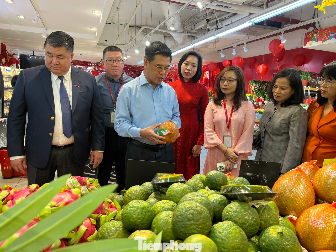 Về giá cả, ông Dũng cho rằng, tuy có sự chênh lệch nhẹ giữa các điểm bán do nhiều nguyên nhân cũng như chiến lược kinh doanh, nhưng nhìn chung mặt bằng chung giá cả phù hợp với người dân thành phố. Về giá cả, ông Dũng cho rằng, tuy có sự chênh lệch nhẹ giữa các điểm bán do nhiều nguyên nhân cũng như chiến lược kinh doanh, nhưng nhìn chung mặt bằng chung giá cả phù hợp với người dân thành phố.