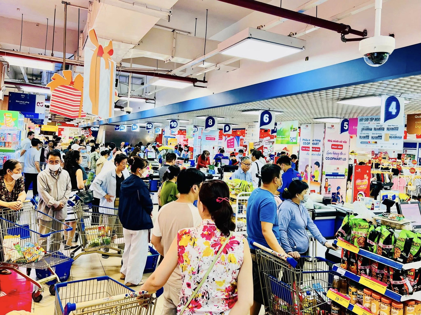KHÁCH HÀNG NHỘN NHỊP MUA SẮM TẠI HỆ THỐNG CO.OPMART MỪNG ĐẠI LỄ 30-4.jpg
