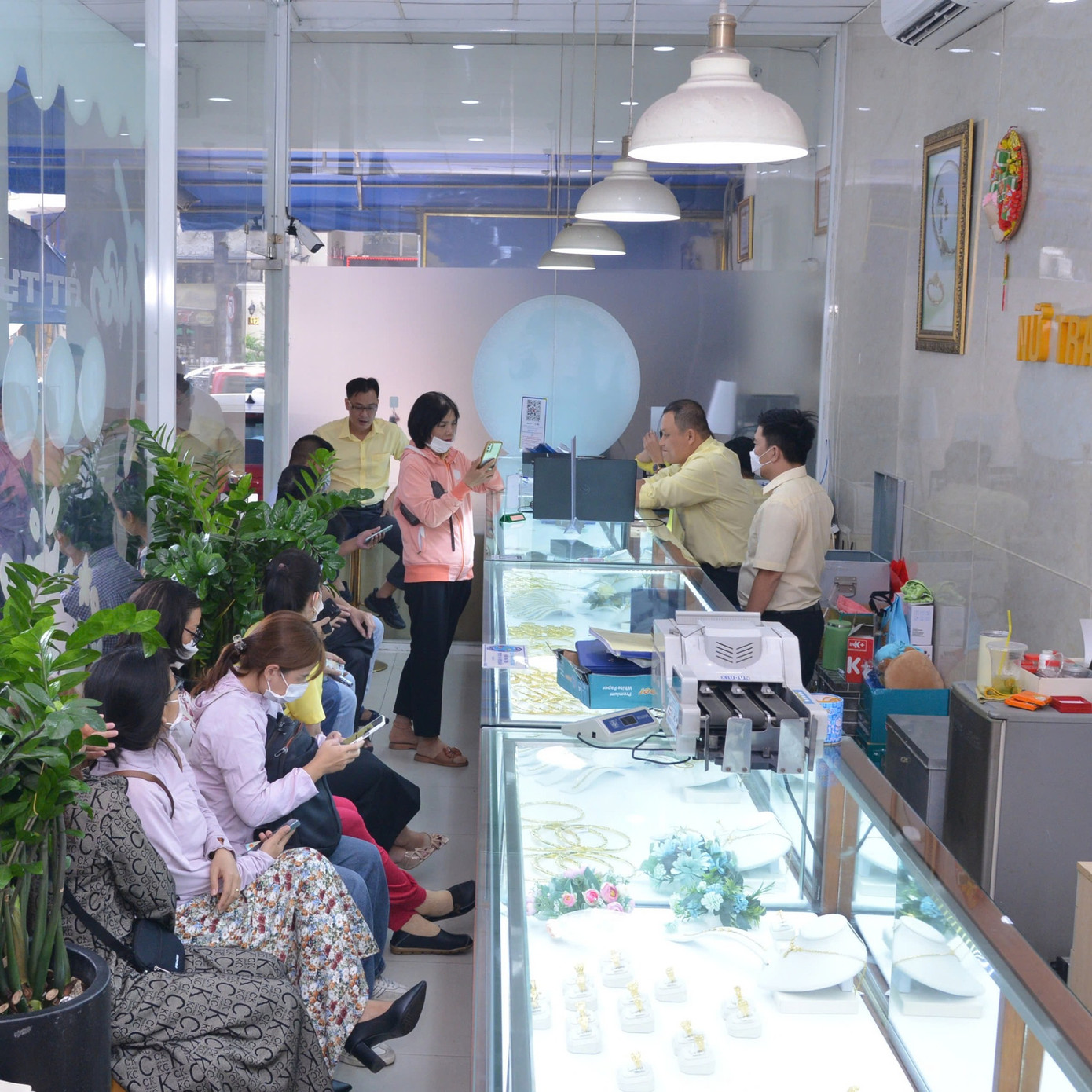 Khách xếp hàng chờ mua vàng tại Công ty SJC.