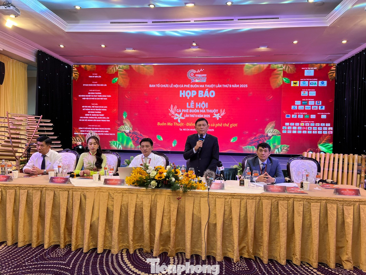 Quang cảnh họp báo. Quang cảnh họp báo.