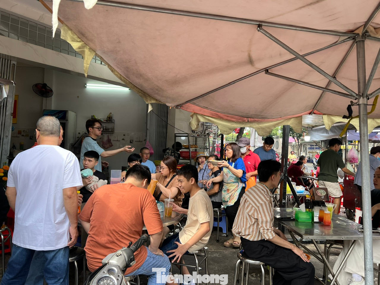 Quán đông khách, không còn một chỗ trống