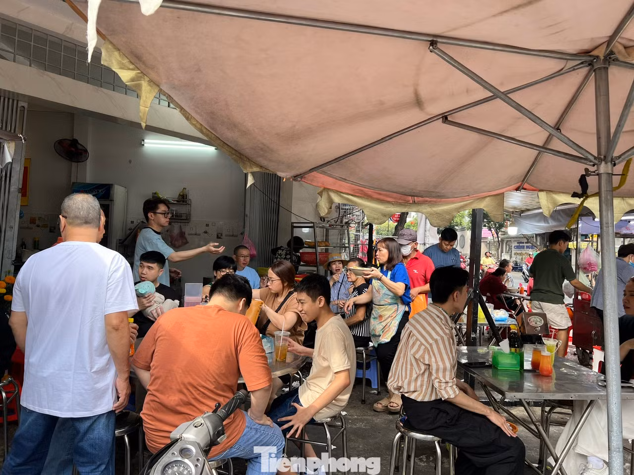 Quán đông khách, không còn một chỗ trống Quán đông khách, không còn một chỗ trống