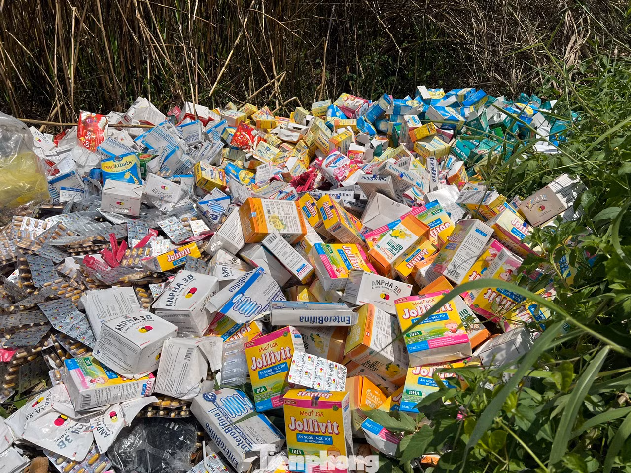 "Núi" thực phẩm chức năng nghi giả, nhái, kém chất lượng bị đổ bỏ tại vùng ven TPHCM.