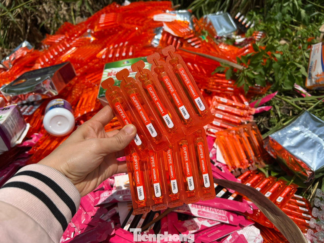 "Núi" thực phẩm chức năng nghi kém chất lượng bị đổ bỏ ở vùng ven TPHCM "Núi" thực phẩm chức năng nghi kém chất lượng bị đổ bỏ ở vùng ven TPHCM