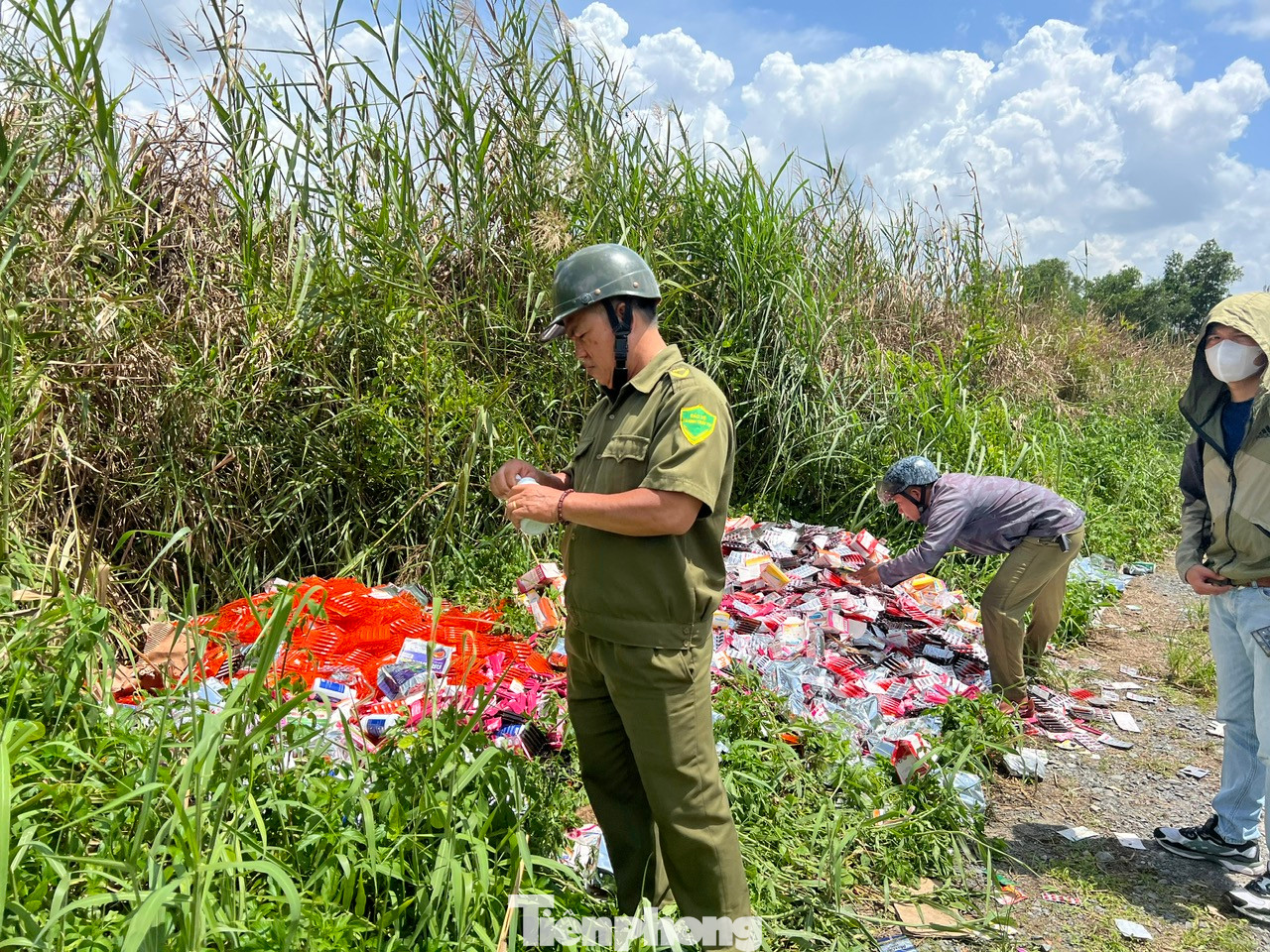 Nhiều người bất ngờ khi thấy lượng lớn thực phẩm chức năng bị đổ bỏ ngay tại khu vực này Nhiều người bất ngờ khi thấy lượng lớn thực phẩm chức năng bị đổ bỏ ngay tại khu vực này