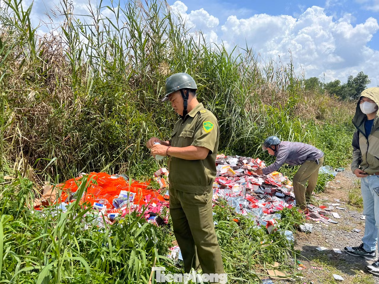 Nhiều người bất ngờ khi thấy lượng lớn thực phẩm chức năng bị đổ bỏ ngay tại khu vực này