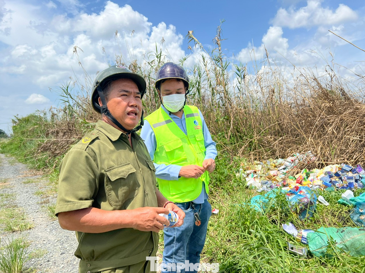 Lực lượng công an xã Phong Phú và dân quân tự vệ xã có mặt để bảo vệ tại hiện trường Lực lượng công an xã Phong Phú và dân quân tự vệ xã có mặt để bảo vệ tại hiện trường
