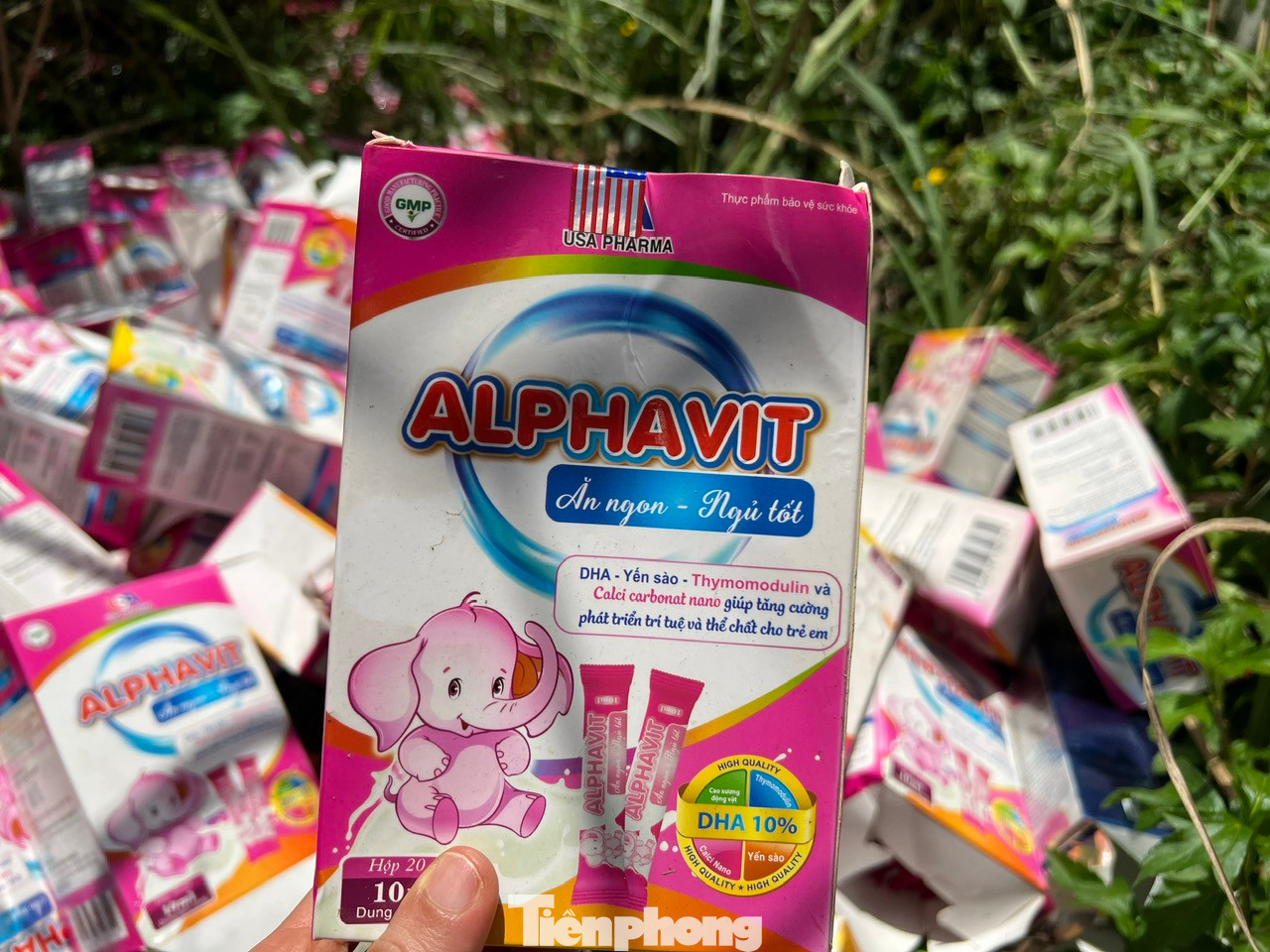 "Núi" thực phẩm chức năng nghi giả, nhái, kém chất lượng bị đổ bỏ tại vùng ven TPHCM. "Núi" thực phẩm chức năng nghi giả, nhái, kém chất lượng bị đổ bỏ tại vùng ven TPHCM.