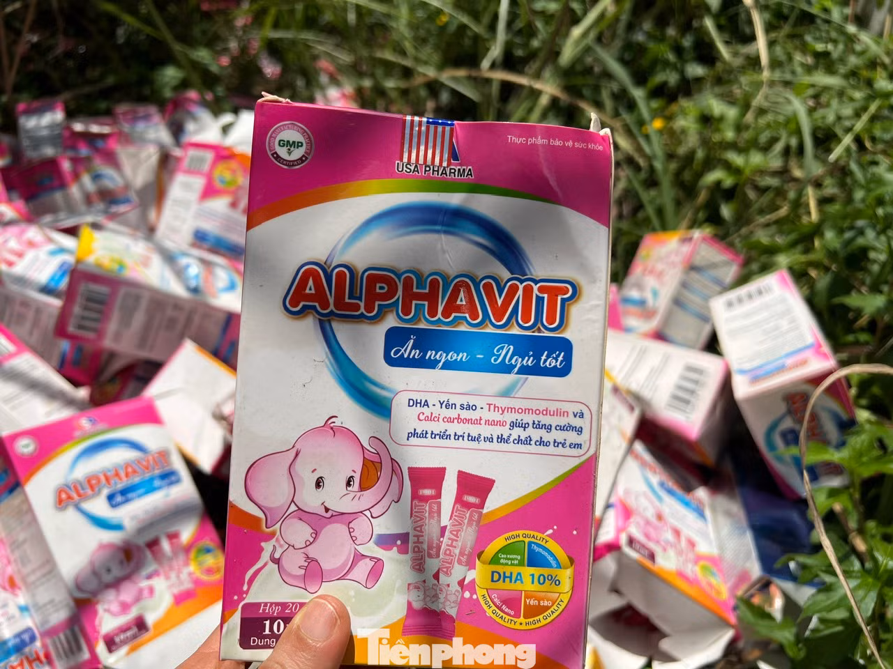 "Núi" thực phẩm chức năng nghi giả, nhái, kém chất lượng bị đổ bỏ tại vùng ven TPHCM.