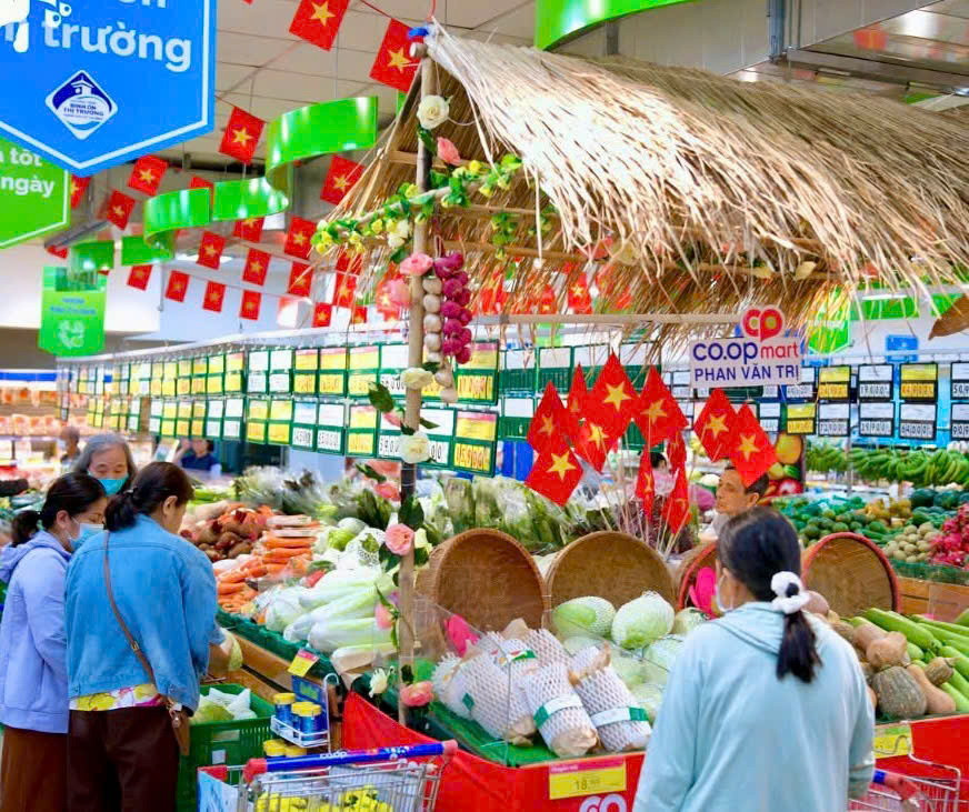 Do đó, các siêu thị đều tung nhiều chương trình giảm giá lên tới 50% để hỗ trợ khách hàng mua sắm, kích cầu tiêu dùng. Nhiều nơi kéo dài chương trình khuyến mãi tới giữa tháng 5 với đa dạng mặt hàng từ thực phẩm, thời trang, hàng tiêu dùng...