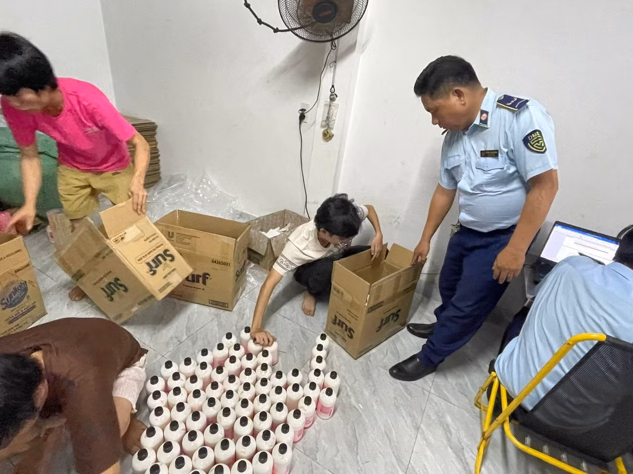 Hàng trăm mỹ phẩm không nhãn mác, không rõ nguồn gốc xuất xứ Hàng trăm mỹ phẩm không nhãn mác, không rõ nguồn gốc xuất xứ