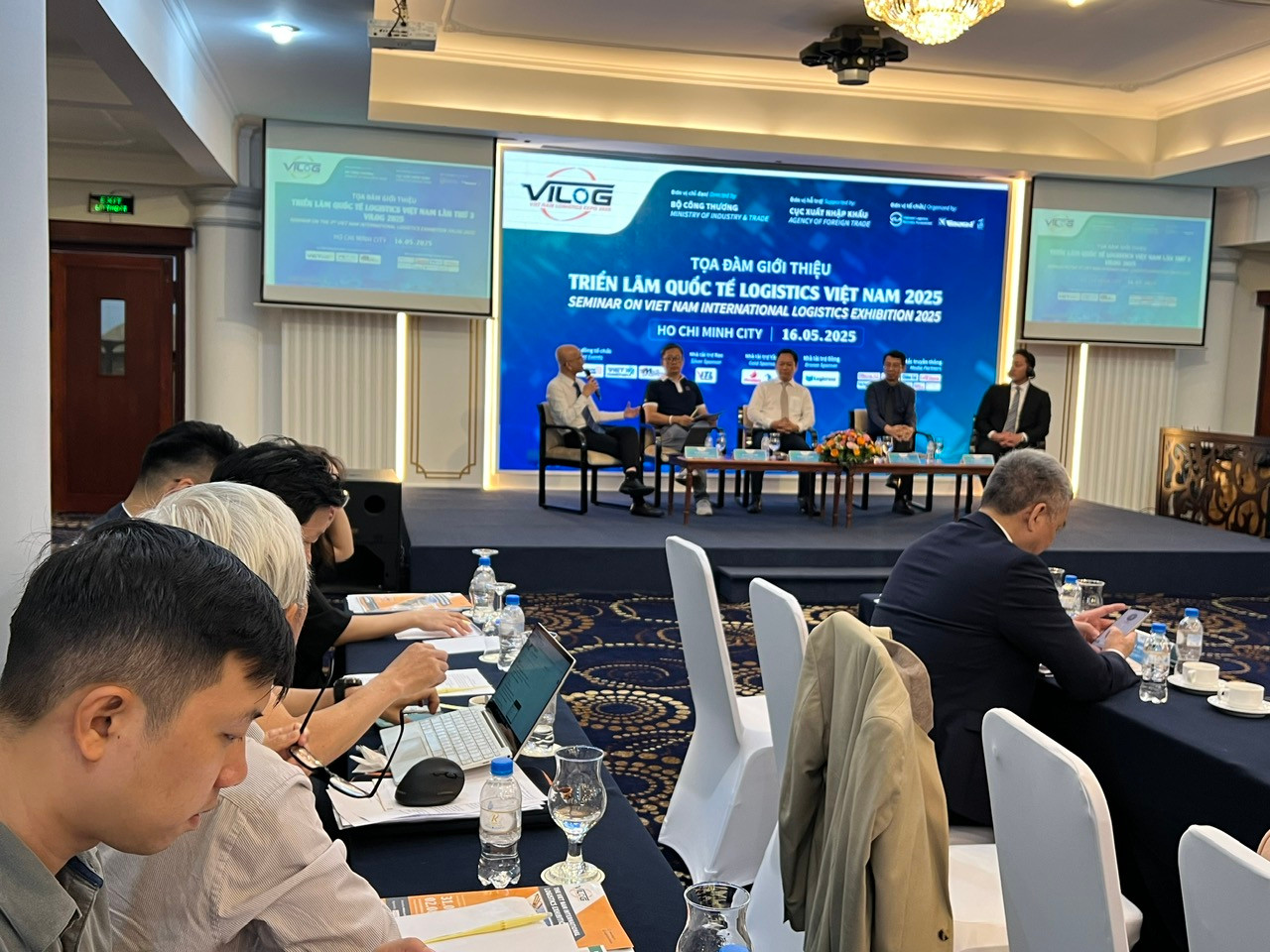 Quang cảnh tọa đàm. Quang cảnh tọa đàm.