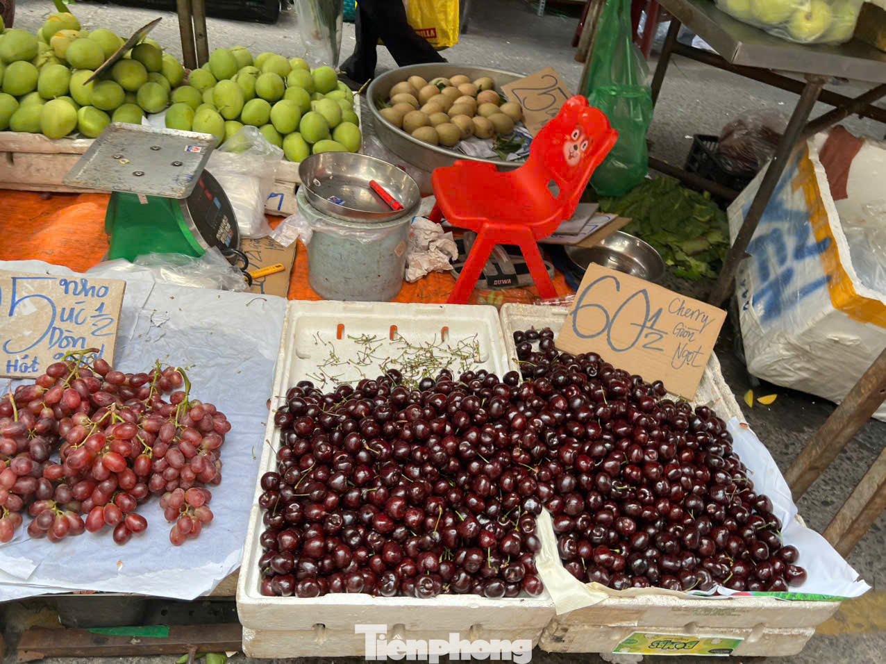 Cherry được đổ đống bán tại các chợ lẻ có giá chỉ 120.000 đồng/kg. Tuy nhiên các trái đều chín mềm, nhiều trái còn hư, úng nhưng tiểu thương không cho lựa, khách mua phải hốt ngang Cherry được đổ đống bán tại các chợ lẻ có giá chỉ 120.000 đồng/kg. Tuy nhiên các trái đều chín mềm, nhiều trái còn hư, úng nhưng tiểu thương không cho lựa, khách mua phải hốt ngang