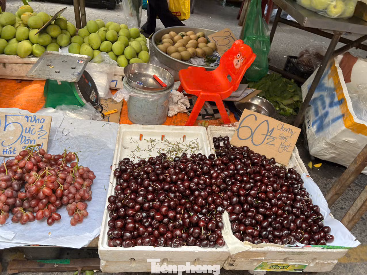 Cherry được đổ đống bán tại các chợ lẻ có giá chỉ 120.000 đồng/kg. Tuy nhiên các trái đều chín mềm, nhiều trái còn hư, úng nhưng tiểu thương không cho lựa, khách mua phải hốt ngang