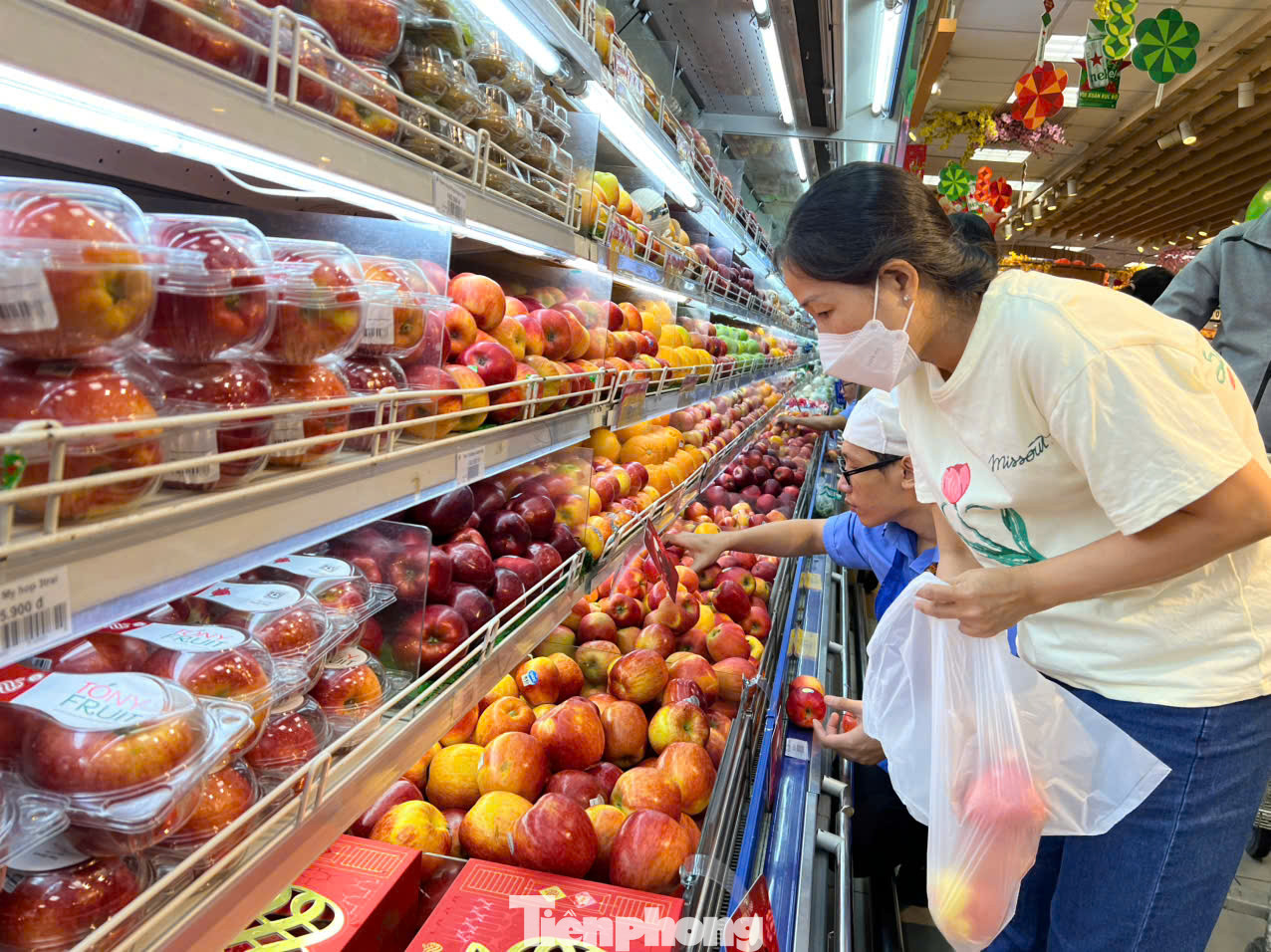 Táo nhập khẩu có giá chỉ từ 49.000 đồng/kg, quả to và ngọt, nhiều nước. Không chỉ mua về ăn, nhiều khách hàng còn mua trái cây nhập khẩu làm quà tặng Táo nhập khẩu có giá chỉ từ 49.000 đồng/kg, quả to và ngọt, nhiều nước. Không chỉ mua về ăn, nhiều khách hàng còn mua trái cây nhập khẩu làm quà tặng