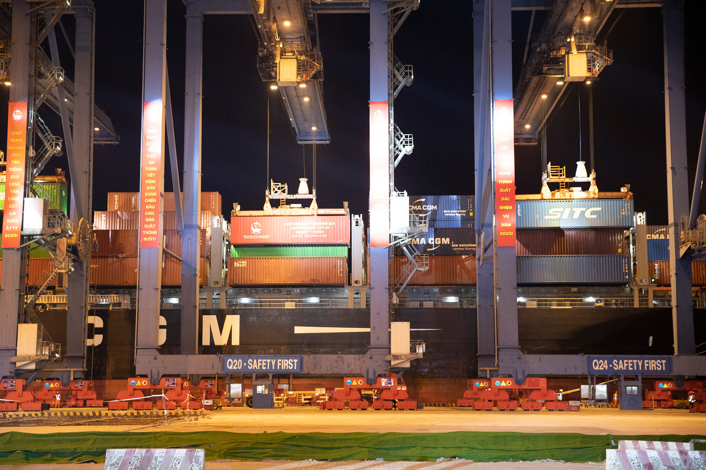 Container đầu tiên sau phát lệnh làm hàng được xếp lên Tàu CNC CHEETAH. Container đầu tiên sau phát lệnh làm hàng được xếp lên Tàu CNC CHEETAH.