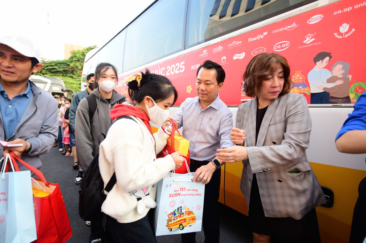 Không ai bị bỏ lại phía sau trong dịp Tết Nguyên đán của dân tộc. Không ai bị bỏ lại phía sau trong dịp Tết Nguyên đán của dân tộc.