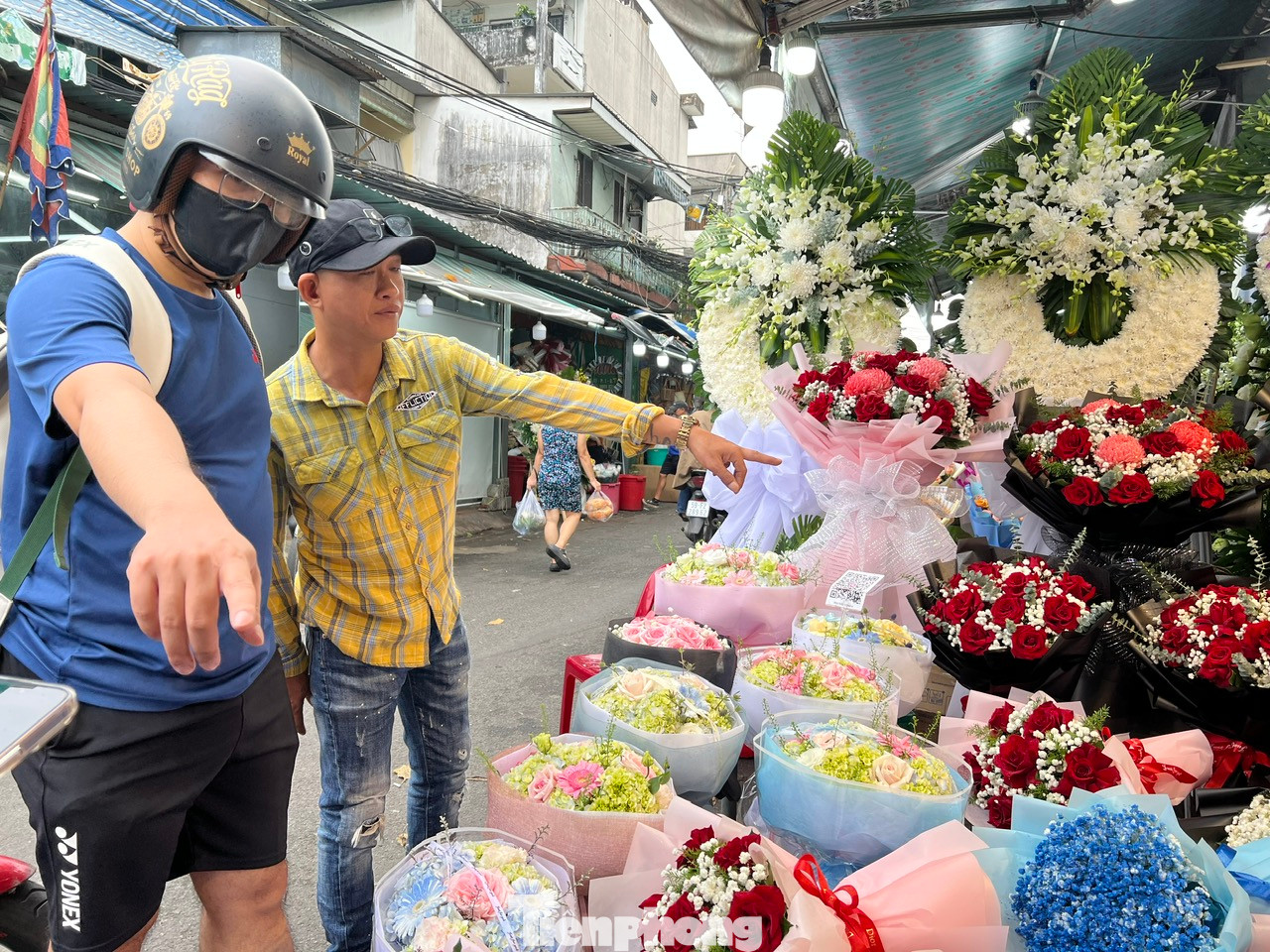 Mỗi bó hoa hồng có giá từ 150.000 - 200.000 đồng/bó, tiểu thương chủ động giảm giá sớm để hút khách.