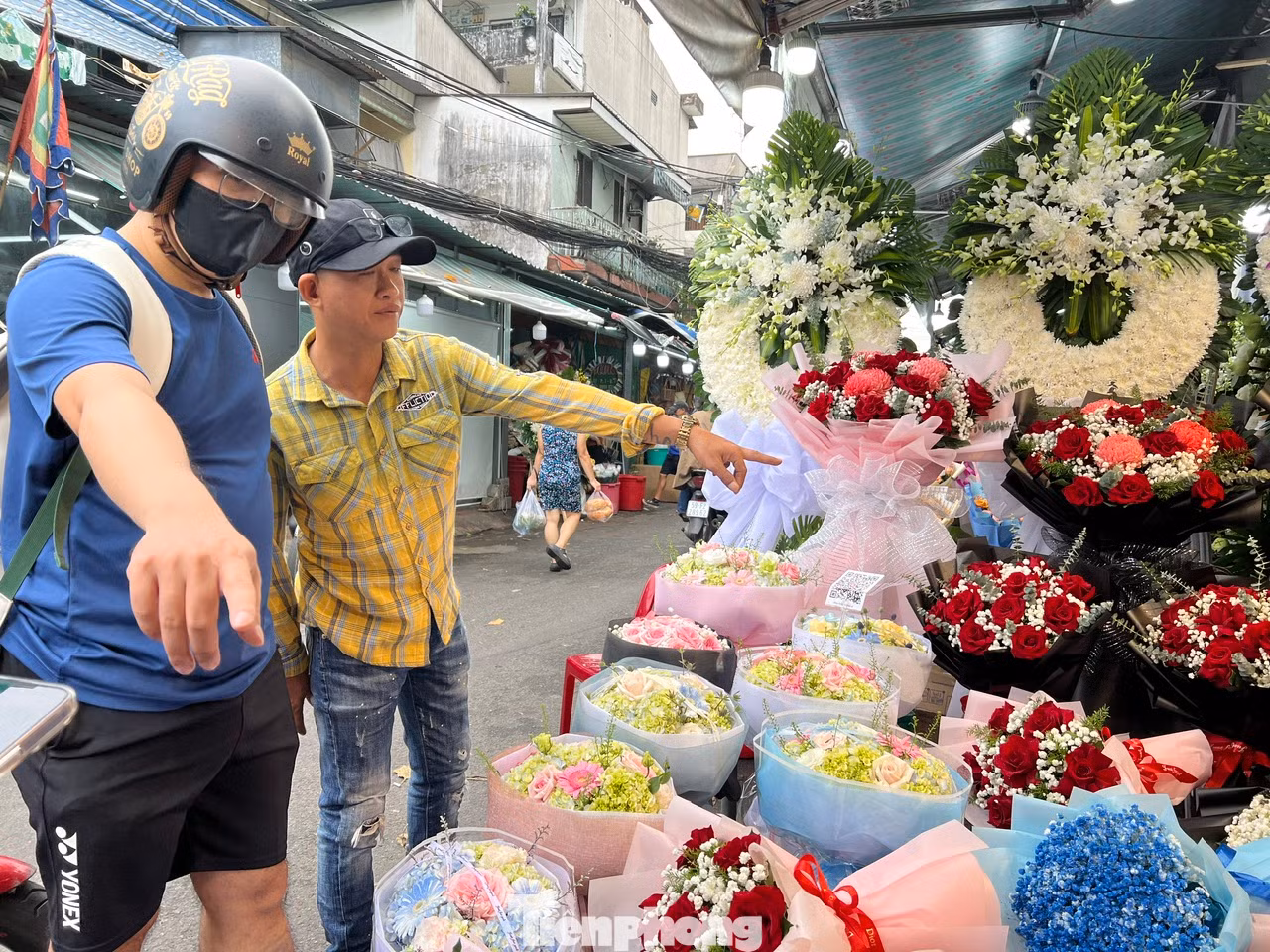 Mỗi bó hoa hồng có giá từ 150.000 - 200.000 đồng/bó, tiểu thương chủ động giảm giá sớm để hút khách. Mỗi bó hoa hồng có giá từ 150.000 - 200.000 đồng/bó, tiểu thương chủ động giảm giá sớm để hút khách.