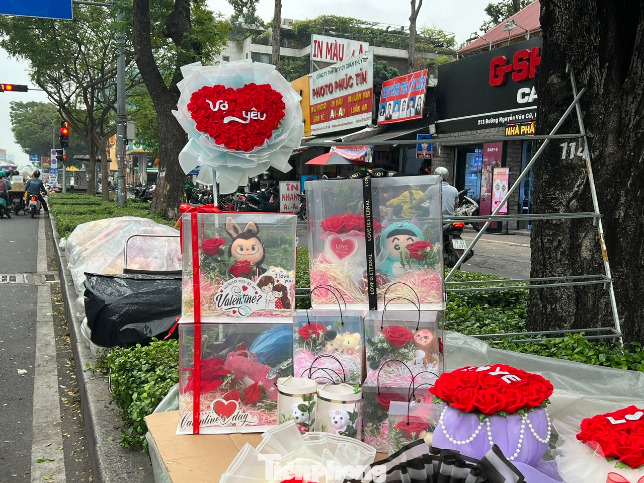 Bó hoa còn gắn thêm status "Vợ yêu", "Em yêu"...