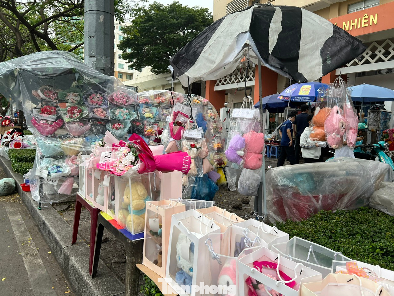 Ngày 14/2, trên nhiều tuyến đường ở TPHCM như Nguyễn Văn Cừ (quận 5), Ba Tháng Hai (quận 10), Điện Biên Phủ (quận 3)... quà tặng cho ngày Tình nhân (14/2) được bày bán khá phong phú. Tất cả được bày biện bắt mắt, chỉn chu từ gói giấy, túi đựng quà góp phần làm tăng sự sang trọng cho món quà.