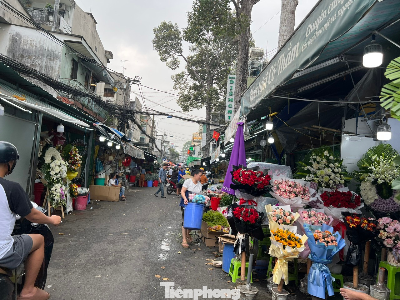 Khu chợ hoa tươi Hồ Thị Kỷ thưa thớt khách đến xem và mua hoa làm quà tặng cho ngày Tình nhân.