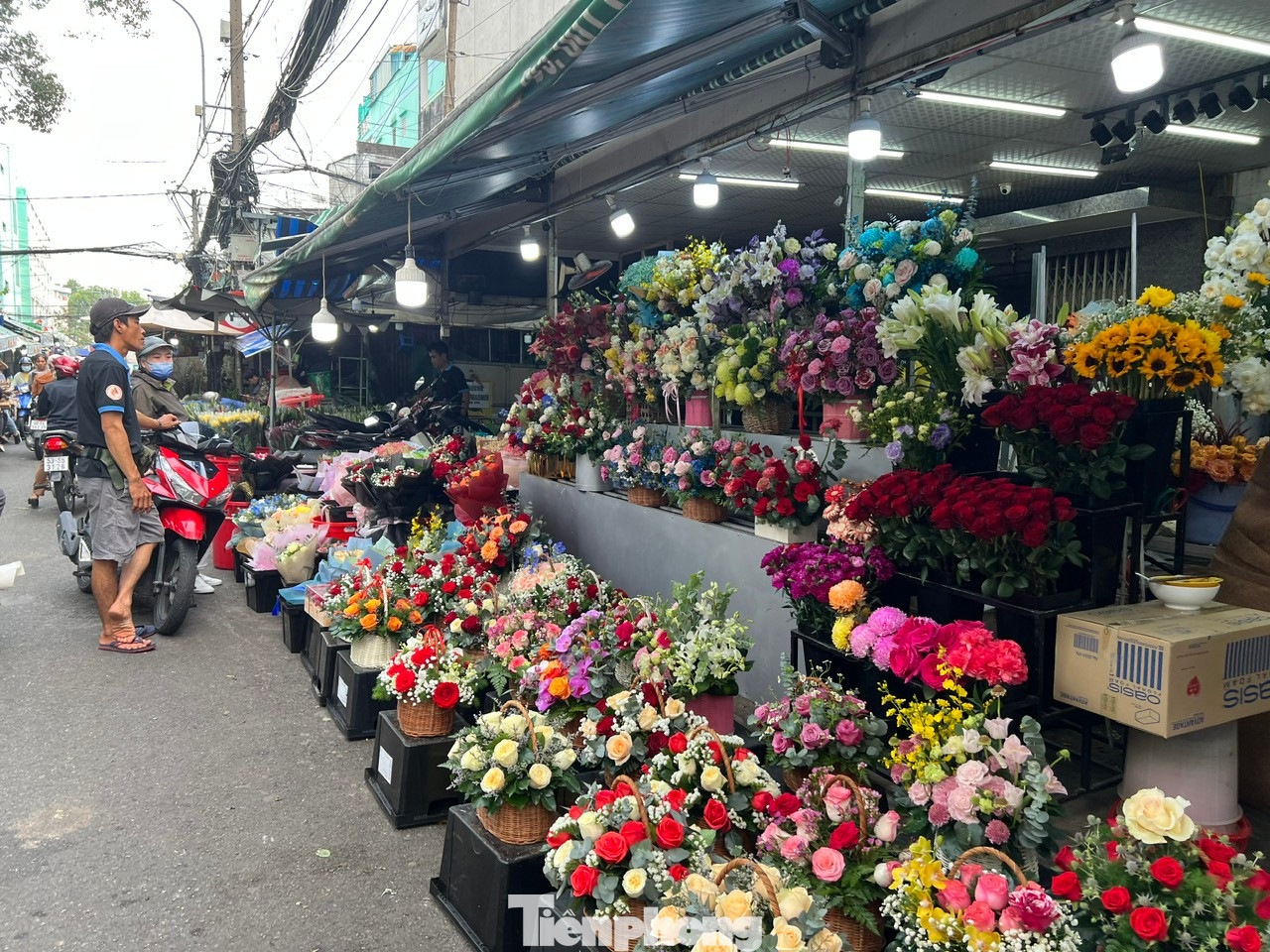 Tại chợ hoa Hồ Thị Kỷ (quận 10, khu chợ hoa lớn nhất TPHCM), hoa tươi phục vụ thị trường 14/2 được bày bán nhiều nhưng cũng vắng khách mua.