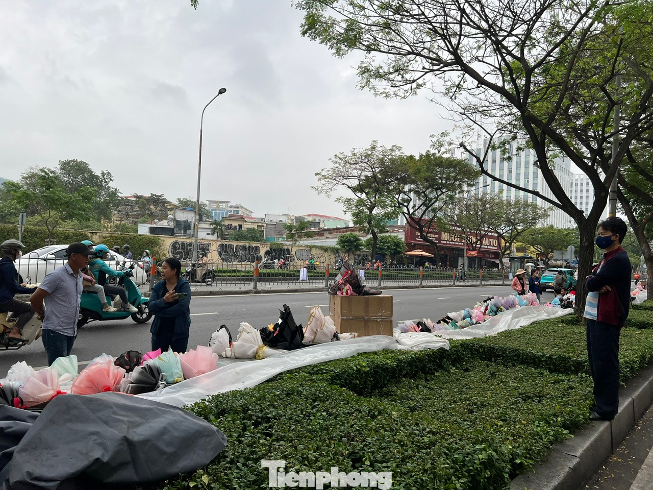 Người bán trông ngóng khách mua.