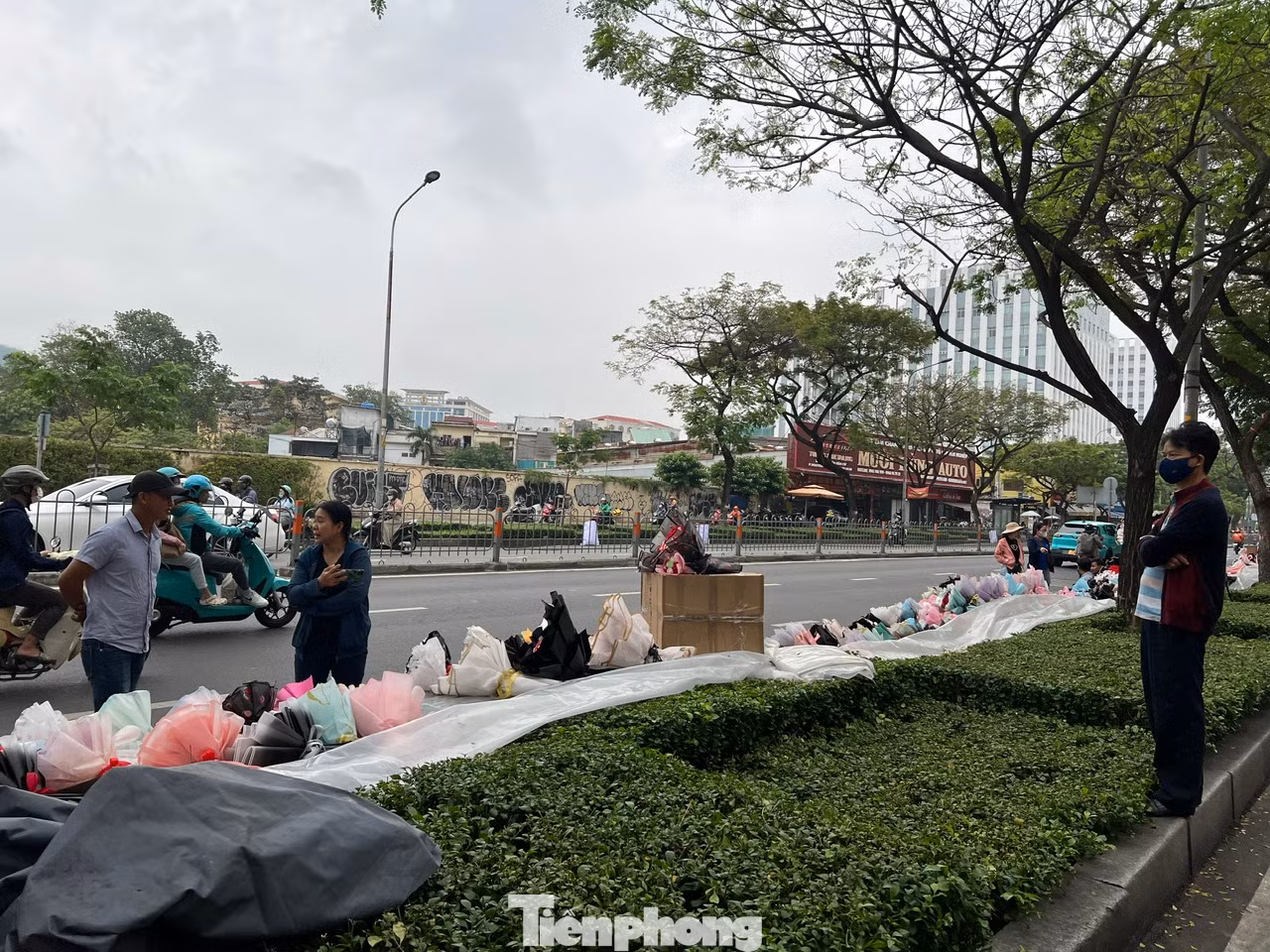 Người bán trông ngóng khách mua. Người bán trông ngóng khách mua.