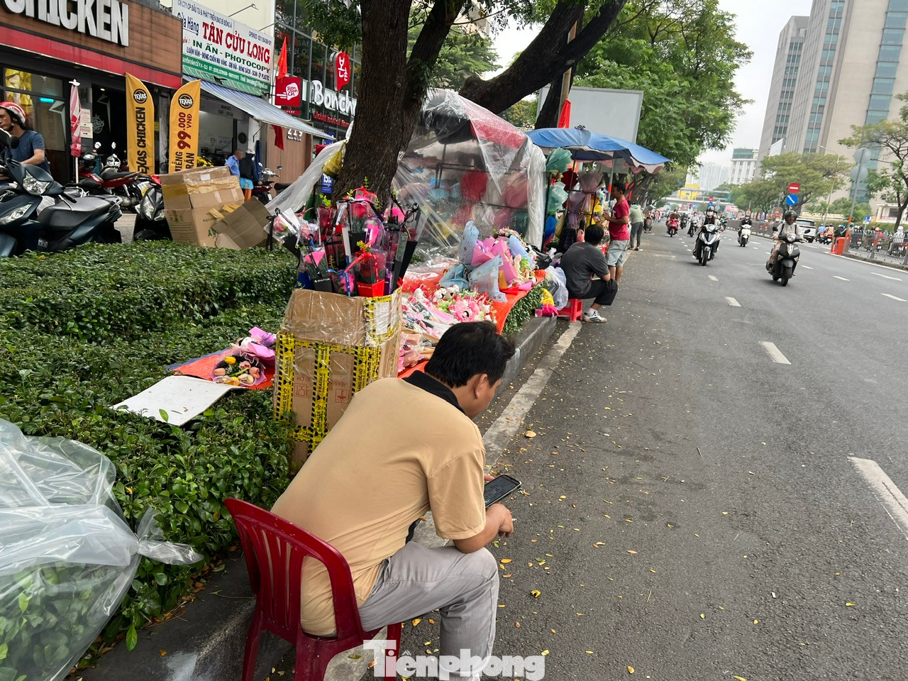 Tuy nhiên, theo ghi nhận của phóng viên trong ngày 14/2, đa số các quầy kinh doanh hoa, quà tặng đều rất vắng khách. "Tôi đã dọn hoa, quà tặng đến đây bán được hai ngày nhưng khách rất vắng. Hôm nay thời tiết ở TPHCM có mưa nên có thể sẽ ít người mua hơn. Chúng tôi đang hy vọng vào buổi chiều tối nay sẽ khả quan hơn nhưng cũng rất lo lắng" - ông Võ Văn Hà có thâm niên gần 5 năm bán hoa dịp lễ cho biết.
