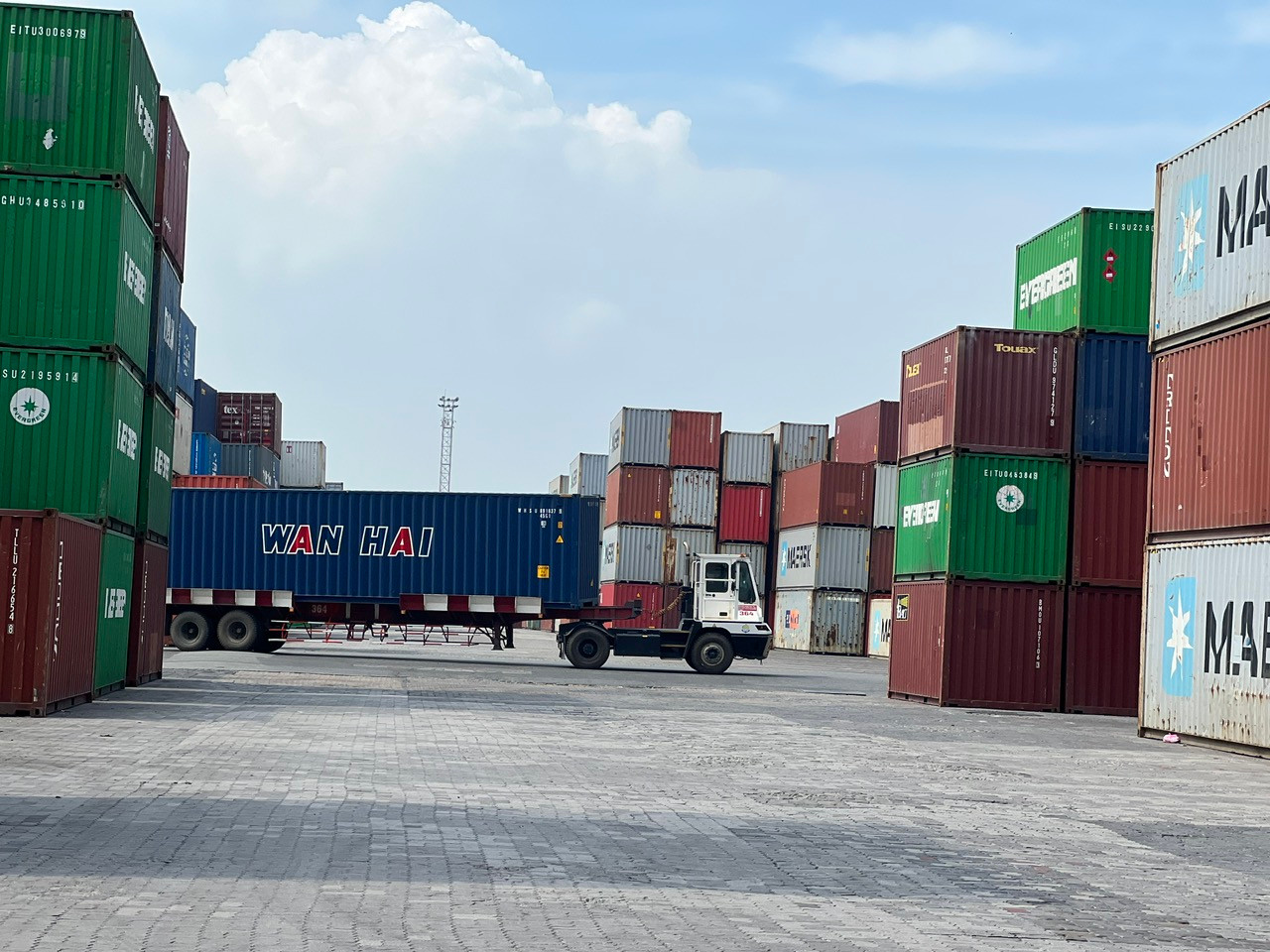 Theo các doanh nghiệp logistics, TPHCM mới cần đầu tư hệ thống sông ngòi, bến thủy nội địa... nhằm giảm áp lực đường bộ đang kẹt. Theo các doanh nghiệp logistics, TPHCM mới cần đầu tư hệ thống sông ngòi, bến thủy nội địa... nhằm giảm áp lực đường bộ đang kẹt.