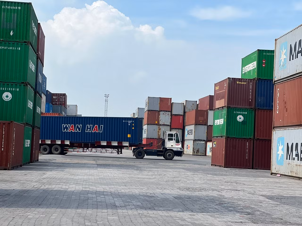 Theo các doanh nghiệp logistics, TPHCM mới cần đầu tư hệ thống sông ngòi, bến thủy nội địa... nhằm giảm áp lực đường bộ đang kẹt.