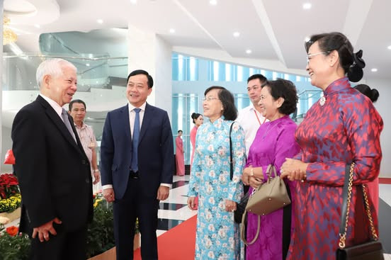 Các đại biểu hân hoan trước lễ công bố Các đại biểu hân hoan trước lễ công bố