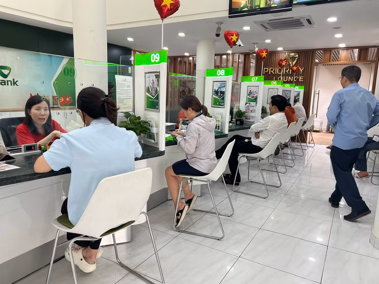 Ngân hàng tạo thuận lợi để doanh nghiệp tiếp cận vốn vay. Ngân hàng tạo thuận lợi để doanh nghiệp tiếp cận vốn vay.