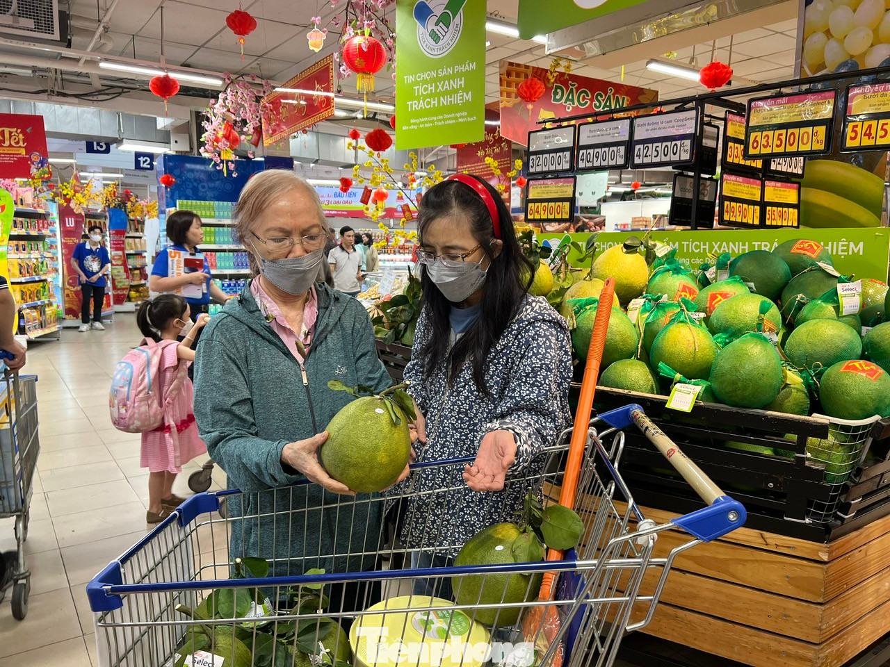 Siêu thị cũng bày trên quầy kệ nhiều mặt hàng trái cây trong nước để phục vụ nhu cầu mua cúng rằm tháng Giêng, cùng với đó là các chương trình khuyến mãi. Như bưởi da xanh còn nguyên cành, giá từ 29.000 đồng/kg, xoài cát Hòa Lộc 65.000 đồng/kg, vú sữa loại 1 có giá 60.000 đồng/kg...