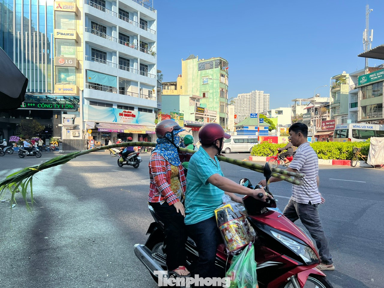 Người dân mua mía sớm để cúng vía Trời.