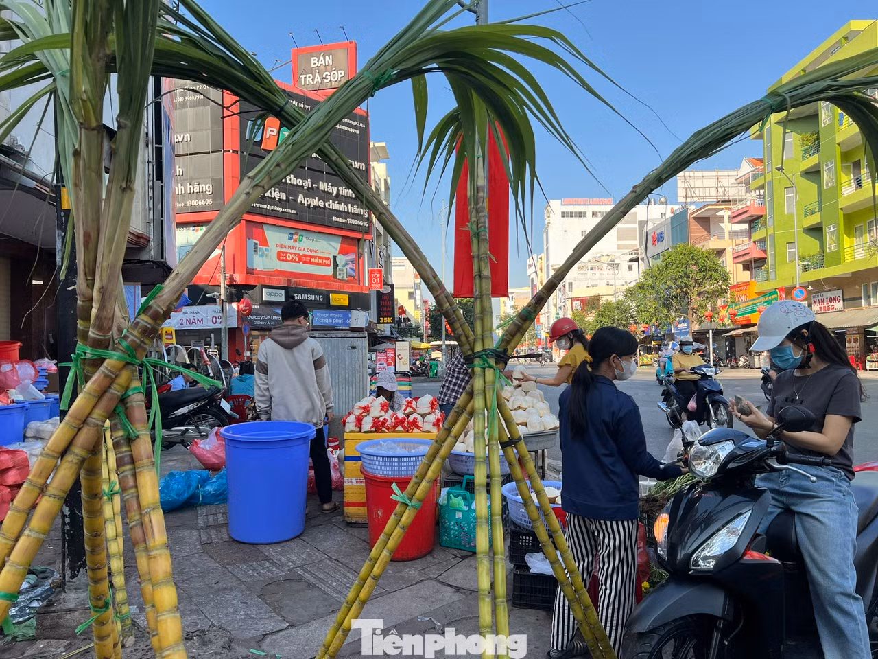 Phong tục mua mía vàng nhộn nhịp trong ngày mùng 8 tháng Giêng Phong tục mua mía vàng nhộn nhịp trong ngày mùng 8 tháng Giêng