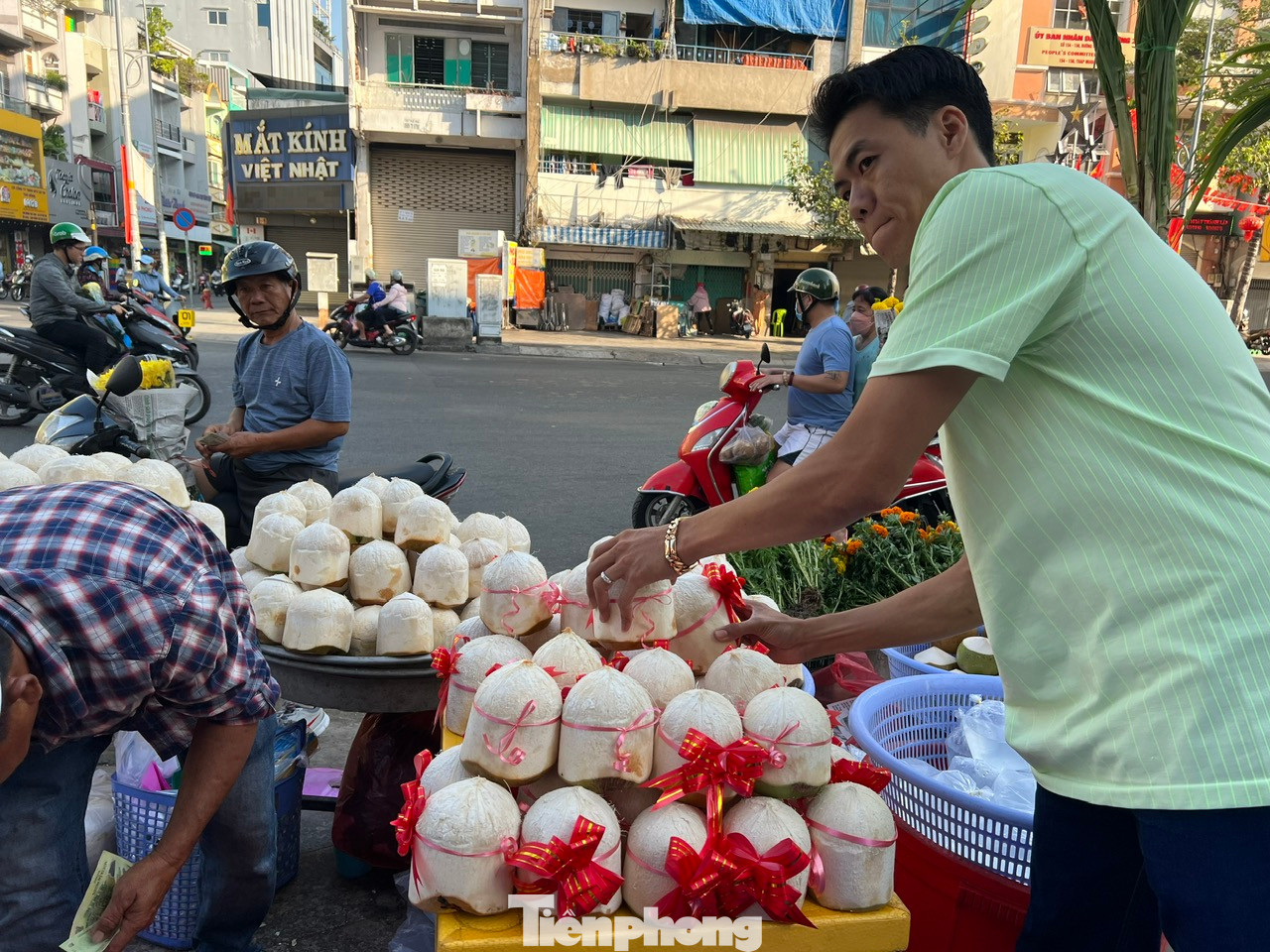 Ngoài mía, dừa đeo nơ cũng đắt hàng, giá bán từ 20.000 - 25.000 đồng/trái tùy lớn nhỏ.
