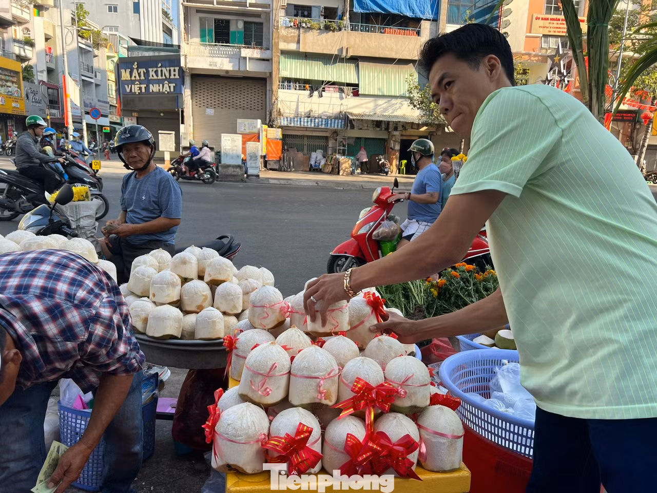 Ngoài mía, dừa đeo nơ cũng đắt hàng, giá bán từ 20.000 - 25.000 đồng/trái tùy lớn nhỏ. Ngoài mía, dừa đeo nơ cũng đắt hàng, giá bán từ 20.000 - 25.000 đồng/trái tùy lớn nhỏ.