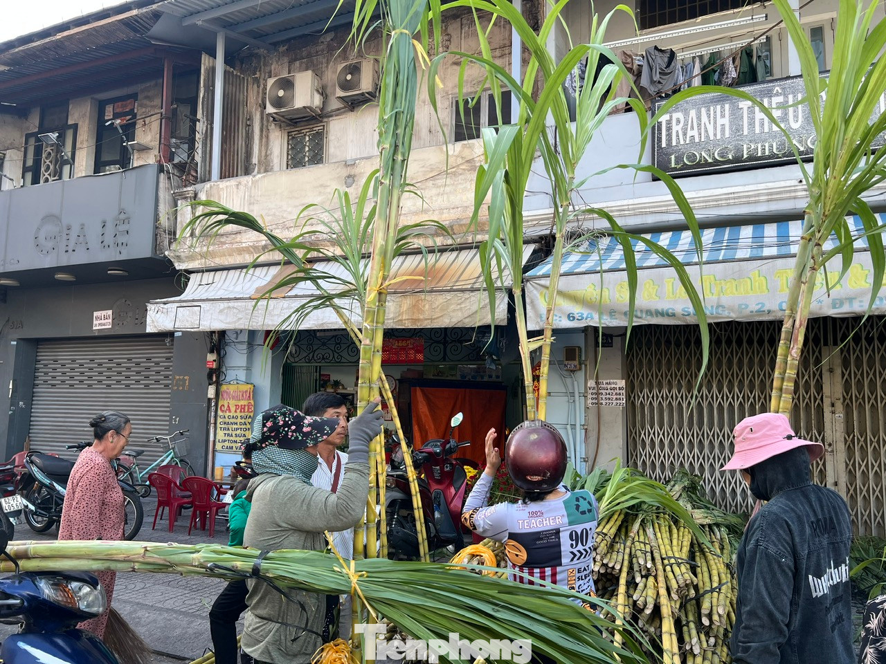 Theo quan niệm dân gian, "mùng 9 vía Trời, mùng 10 vía Đất". Vì vậy trong dịp này, người dân thường mua mía vàng cho lễ vía Trời. Lễ vật cúng vía Trời gồm nhang, đèn, hoa, trà (hay nước lã) kèm theo đồ vàng mã và nhất thiết phải có "vàng" thọ, "vàng" ông Trời, một cặp thùng giấy, một cặp mía vàng (còn nguyên ngọn) và đường đổ khuôn. Những cây mía vàng ươm được tuyển chọn phải có chiều cao trên 2 mét, thân to, mạnh khỏe và thẳng tắp. Đặc biệt, mía phải còn nguyên lá tươi xanh ở phần ngọn mới được người dân TPHCM chọn mua cúng vía Ngọc Hoàng mùng 9 tháng Giêng.