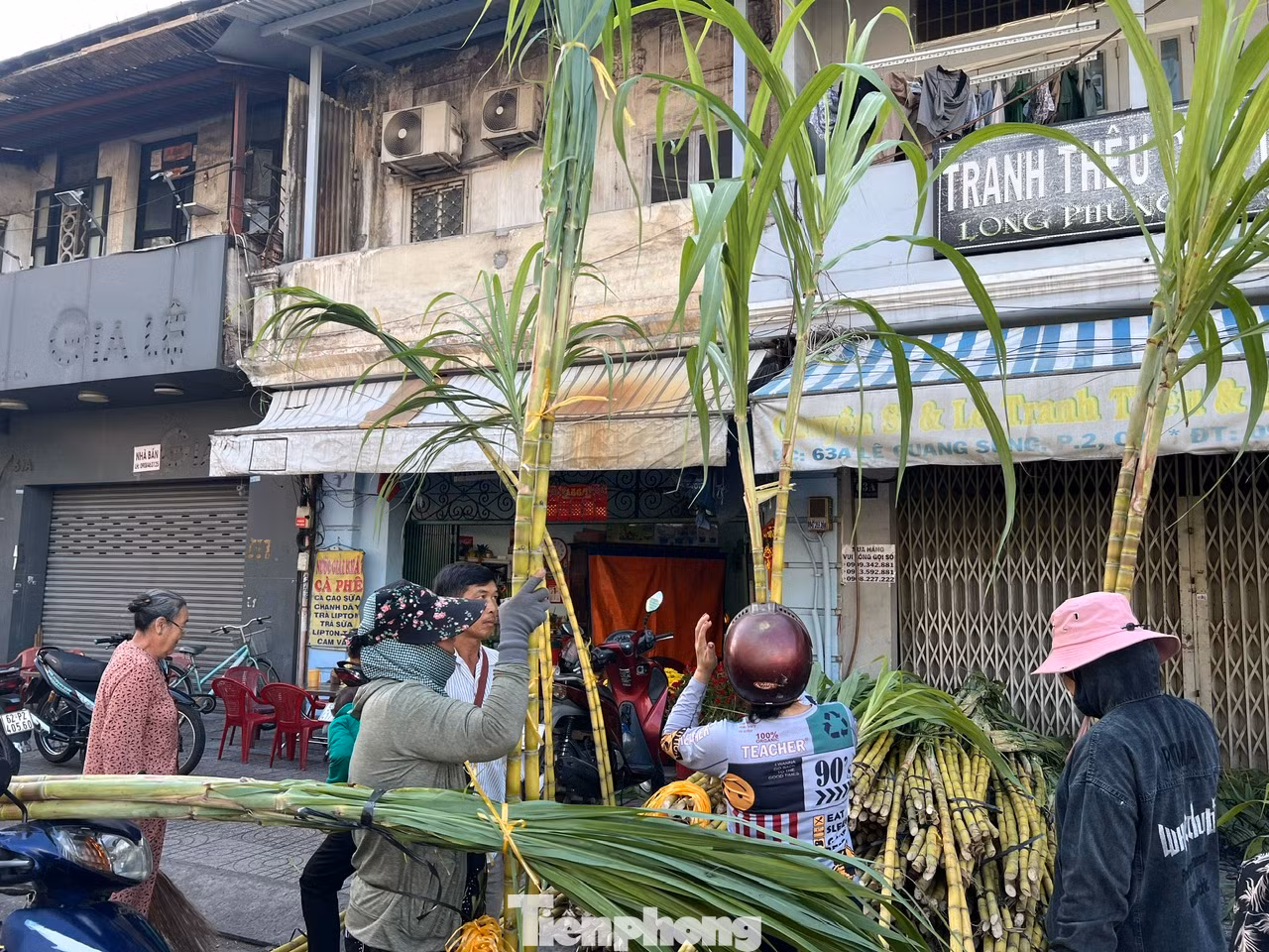Theo quan niệm dân gian, "mùng 9 vía Trời, mùng 10 vía Đất". Vì vậy trong dịp này, người dân thường mua mía vàng cho lễ vía Trời. Lễ vật cúng vía Trời gồm nhang, đèn, hoa, trà (hay nước lã) kèm theo đồ vàng mã và nhất thiết phải có "vàng" thọ, "vàng" ông Trời, một cặp thùng giấy, một cặp mía vàng (còn nguyên ngọn) và đường đổ khuôn. Những cây mía vàng ươm được tuyển chọn phải có chiều cao trên 2 mét, thân to, mạnh khỏe và thẳng tắp. Đặc biệt, mía phải còn nguyên lá tươi xanh ở phần ngọn mới được người dân TPHCM chọn mua cúng vía Ngọc Hoàng mùng 9 tháng Giêng. Theo quan niệm dân gian, "mùng 9 vía Trời, mùng 10 vía Đất". Vì vậy trong dịp này, người dân thường mua mía vàng cho lễ vía Trời. Lễ vật cúng vía Trời gồm nhang, đèn, hoa, trà (hay nước lã) kèm theo đồ vàng mã và nhất thiết phải có "vàng" thọ, "vàng" ông Trời, một cặp thùng giấy, một cặp mía vàng (còn nguyên ngọn) và đường đổ khuôn. Những cây mía vàng ươm được tuyển chọn phải có chiều cao trên 2 mét, thân to, mạnh khỏe và thẳng tắp. Đặc biệt, mía phải còn nguyên lá tươi xanh ở phần ngọn mới được người dân TPHCM chọn mua cúng vía Ngọc Hoàng mùng 9 tháng Giêng.